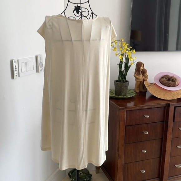 LONG BEIGE T-SHIRT WORN OVER LEGGINGS - Picture 5 of 6